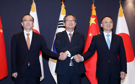 ２６日、ソウルで高官協議に臨む日本の船越健裕外務審議官（左）、韓国の鄭炳元外務次官補（中央）、中国の農融外務次官補（ＥＰＡ時事）