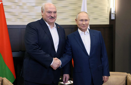 ベラルーシのルカシェンコ大統領（左）とロシアのプーチン大統領＝１５日、ロシア南部ソチ（ＡＦＰ時事）