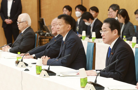 新しい資本主義実現会議であいさつする岸田文雄首相（右端）＝２７日午後、首相官邸