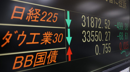 株価と長期金利を示すモニター＝２８日午後、東京都中央区