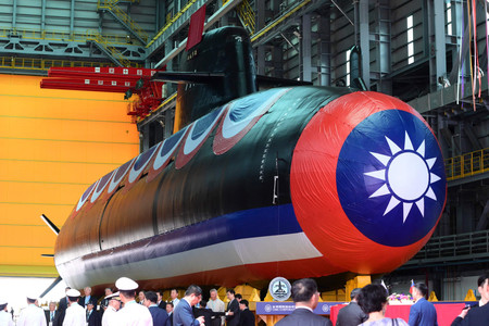 ２８日、台湾南部・高雄市で公開された潜水艦「海鯤」（ＡＦＰ時事）