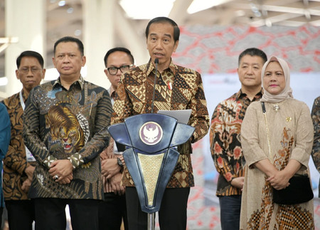２日、インドネシアの首都ジャカルタにあるハリム駅で行われた高速鉄道の開業式であいさつするジョコ大統領（同国西ジャワ州提供・時事）