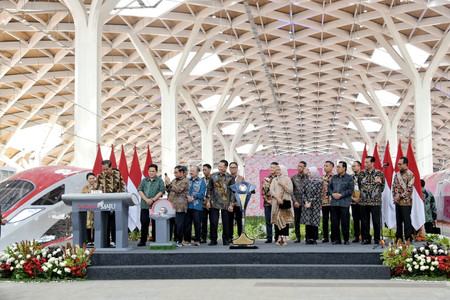 ２日、インドネシアの首都ジャカルタにあるハリム駅で行われた高速鉄道の開業式（同国西ジャワ州提供・時事）