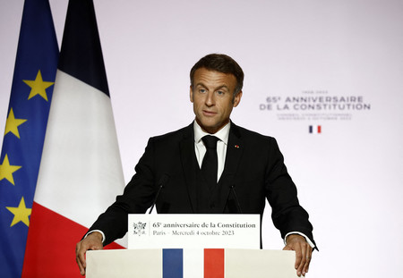 ４日、パリで開かれた現行憲法公布６５周年の式典で演説するフランスのマクロン大統領（ＡＦＰ時事）