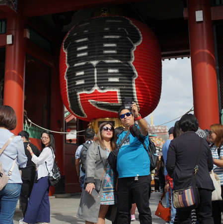 訪日外国人でにぎわう浅草寺の雷門前＝１８日午前、東京都台東区