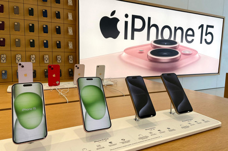 米アップルの最新スマートフォン「ｉＰｈｏｎｅ（アイフォーン）１５」＝２日、米カリフォルニア州（ＡＦＰ時事）