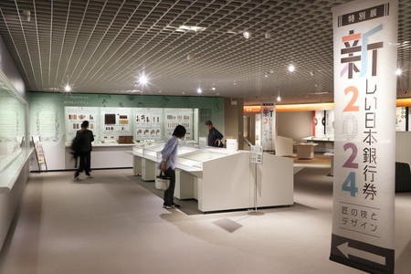 貨幣博物館で開催している新紙幣の特別展＝２日、東京都中央区
