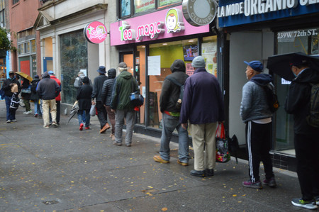 無料食料配布所に並ぶ人々＝１０月２９日、米ニューヨーク