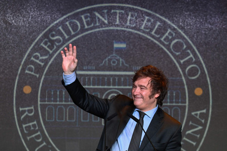 １９日、アルゼンチン大統領選の決選投票に勝利し、ブエノスアイレスで支持者に手を振るハビエル・ミレイ氏（ＡＦＰ時事）