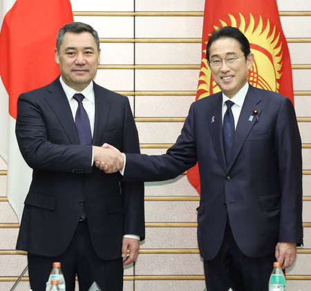 会談を前に握手する岸田文雄首相（右）とキルギスのジャパロフ大統領＝２０日午後、首相官邸