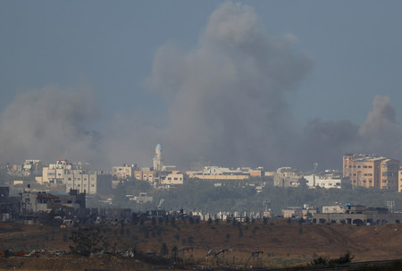 ２０日、イスラエル軍の空爆後に煙が上がるパレスチナ自治区ガザ（ロイター時事）