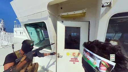 １９日、イエメン西部ホデイダ沖の紅海で自動車運搬船を襲う親イラン武装組織フーシ派とされる画像＝フーシ派が２０日公開（ＥＰＡ時事）