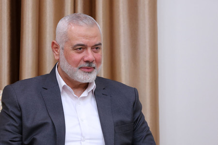 イスラム組織ハマスの最高指導者ハニヤ氏＝イラン最高指導者ハメネイ師の事務所が６月２１日提供、テヘラン（ＡＦＰ時事）