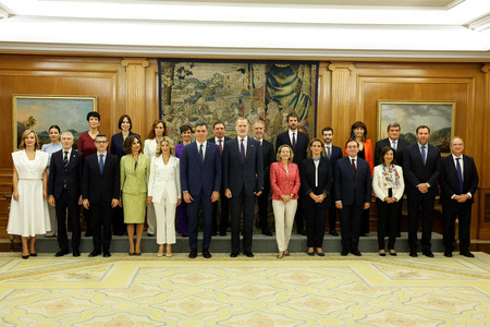 ２１日、マドリード郊外でフェリペ国王（前列左から７人目）と記念撮影するサンチェス首相（同６人目）率いる左派内閣メンバー（ＡＦＰ時事）