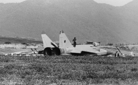 函館空港に強行着陸した旧ソ連のミグ２５戦闘機＝１９７６年９月、北海道函館市