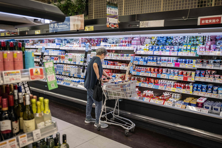 スーパーで買い物をする女性（ＡＦＰ時事、資料写真）
