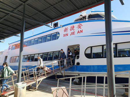 中国福建省アモイ市と台湾が実効支配する金門島を結ぶ旅客船＝１９日、台湾・金門