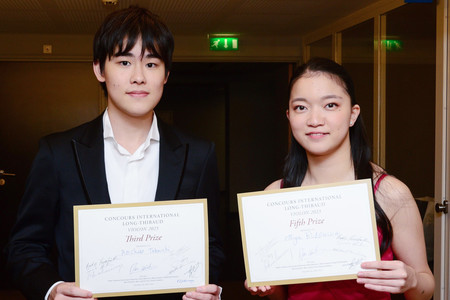 ２６日、パリで開かれたロン・ティボー国際コンクールのバイオリン部門で、３位に入賞した竹内鴻史郎さん（左）と５位の橘和美優さん