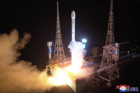 北朝鮮平安北道鉄山郡の西海衛星発射場で行われた偵察衛星「万里鏡１号」を搭載した新型衛星運搬ロケット「千里馬１型」の打ち上げ＝２１日（朝鮮通信・時事）