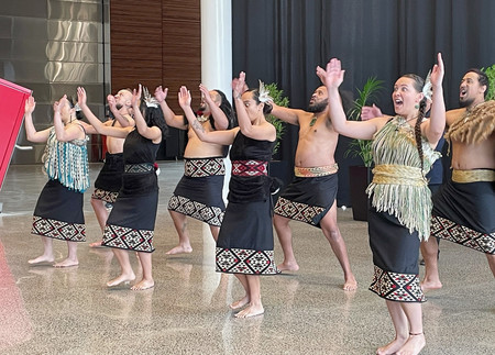 伝統舞踊を披露するニュージーランドの先住民マオリの人たち＝７月１６日、オークランド
