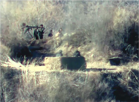 南北軍事境界線付近で、警戒用の壕（ごう）に重火器を持ち込む北朝鮮軍兵士＝撮影日不明（韓国国防省提供・時事）