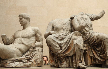 ギリシャのパルテノン神殿から持ち出され、大英博物館に収蔵されている彫刻＝８月２３日、ロンドン（ＥＰＡ時事）
