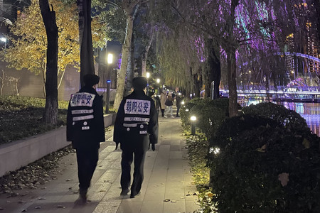 ２７日夜、北京市内の「白紙運動」の現場付近を警戒する公安当局