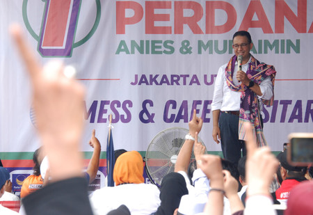 ２８日、インドネシアの首都ジャカルタで演説する大統領選の候補者、アニス前ジャカルタ特別州知事