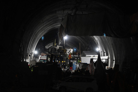２８日、インド北部ウッタラカンド州のトンネル崩落事故現場で、救出作業に当たる救助隊員ら（ＡＦＰ時事）