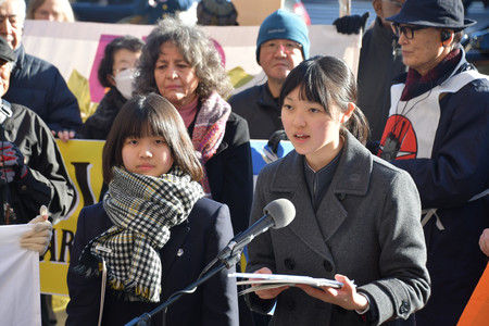 ２８日、ニューヨークの国連本部前で核廃絶を訴える高校生平和大使の尾崎心泉さん（前列右）と安野美乃里さん（同左）