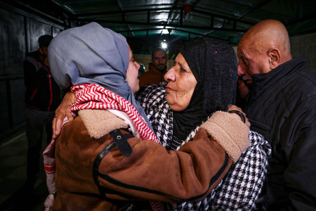 ２８日、ヨルダン川西岸で、釈放後に母親と再会するパレスチナ人女性（ＡＦＰ時事）