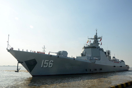 ２７日、ミャンマーの最大都市ヤンゴンのティラワ港に入港した中国海軍艦艇（ミャンマー軍提供）（ＡＦＰ時事）