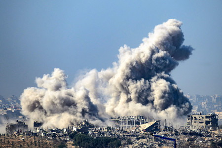 １日、イスラエル軍の空爆を受け、パレスチナ自治区ガザの建物から上がる煙（ＡＦＰ時事）