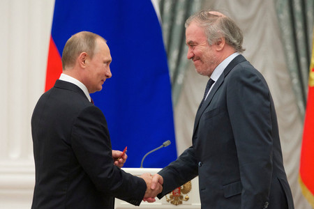 ロシアの指揮者ワレリー・ゲルギエフ氏（右）とプーチン大統領＝２０１６年９月、モスクワ（ＡＦＰ時事）