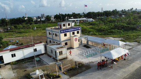 １日、南シナ海のパグアサ島に開設されたフィリピン沿岸警備隊の監視ステーション（同警備隊提供・時事）