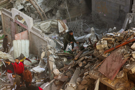 １日、パレスチナ自治区ガザ南部ラファで、イスラエル軍の空爆により倒壊した建物の状況を確かめる市民（ＡＦＰ時事）