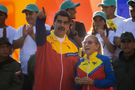 １日、カラカスで国民投票に向けた運動に参加するベネズエラのマドゥロ大統領（中央左）（ＥＰＡ時事）