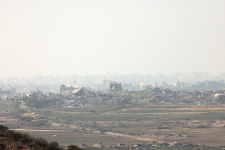 ２日、イスラエル南部スデロトから見た、破壊されたパレスチナ自治区ガザの建物