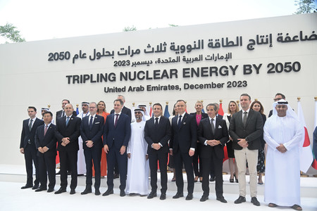 ２日、アラブ首長国連邦（ＵＡＥ）のドバイで開かれた国連気候変動枠組み条約第２８回締約国会議（ＣＯＰ２８）に参加した首脳ら（ＥＰＡ時事）