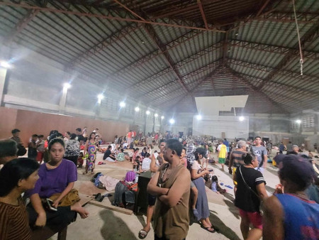 ３日、大きな地震があったフィリピンのミンダナオ島東部ヒナトゥアンで、体育館に避難する人々（地元当局提供）（ＥＰＡ時事）