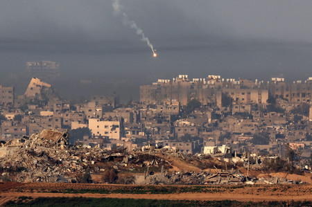 ３日、パレスチナ自治区ガザでイスラエル軍が撃ち込んだ照明弾（ＡＦＰ時事）