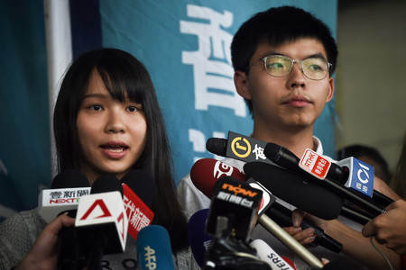 民主活動家の周庭氏（左）＝２０１９年８月、香港（ＡＦＰ時事）
