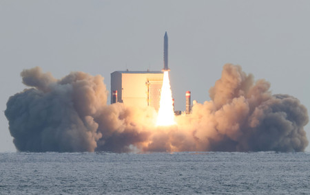 ４日、韓国が南部済州島付近の海上で行った、人工衛星を載せたロケットの打ち上げ（ＥＰＡ時事）