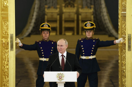 ４日、モスクワのクレムリン（大統領府）で外国大使の信任状奉呈式に臨むロシアのプーチン大統領（ＡＦＰ時事）