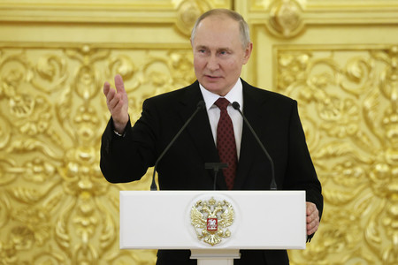 ４日、モスクワで演説するロシアのプーチン大統領（ＥＰＡ時事）