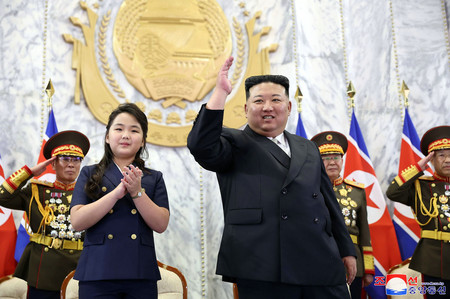 金正恩朝鮮労働党総書記（手前右）と「ジュエ」氏とされる娘＝９月８日、平壌（朝鮮通信・時事）