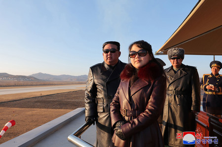 朝鮮人民軍のデモ飛行を視察する北朝鮮の金正恩朝鮮労働党総書記（左）と「ジュエ」氏とされる娘＝１１月３０日（朝鮮通信・時事）