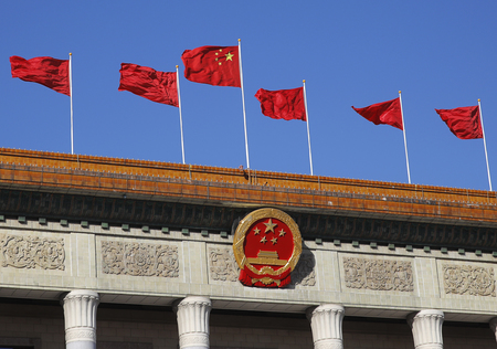 北京の人民大会堂に掲げられた中国国旗（ＥＰＡ時事）