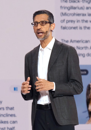 グーグルのイベントに登壇したピチャイ最高経営責任者（ＣＥＯ）＝８月２９日、米サンフランシスコ