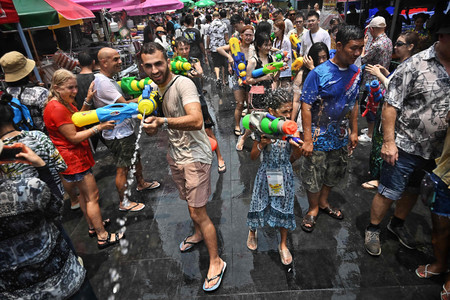 タイの伝統行事ソンクラーンで水を掛け合う人々＝４月１３日、バンコク（ＡＦＰ時事）